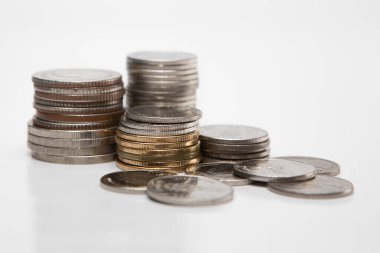 Beyaz arkaplanda bozuk para yığını