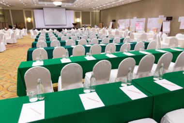 Bangkok Tayland, 15 Eylül 2019: Kağıt, kalem, su şişesi, seminer odasının arka planındaki masanın üzerindeki cam.