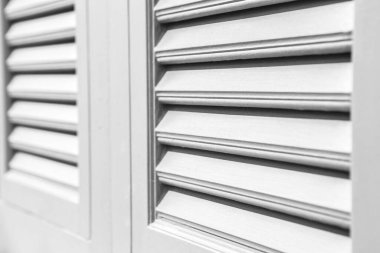 Antika beyaz tahta pencerenin seçici odak noktası