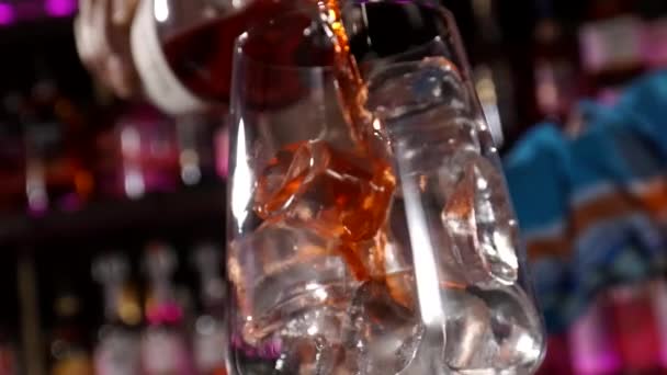 鸡尾酒和冰块混在一起 — 图库视频影像