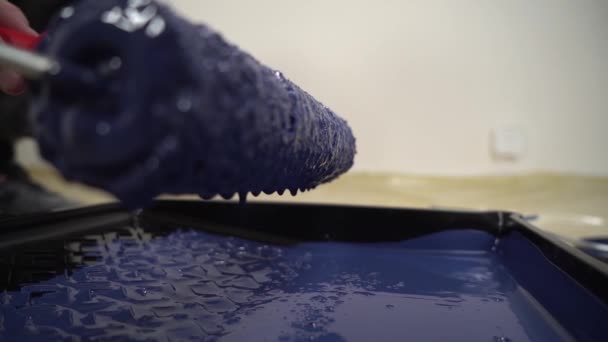 Close up footage of paint fall from paint roller. Blue color paint drip from special paint tool. — Stock Footage Close up footage of paint fall from paint roller. Blue color paint drip from special paint tool. Royalty Free Stock Footage