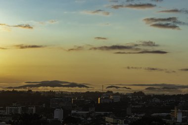 Şehrin üzerinde altın bir gün doğumu