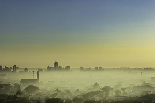 Alba con nebbia mattutina sulla città — Foto Stock