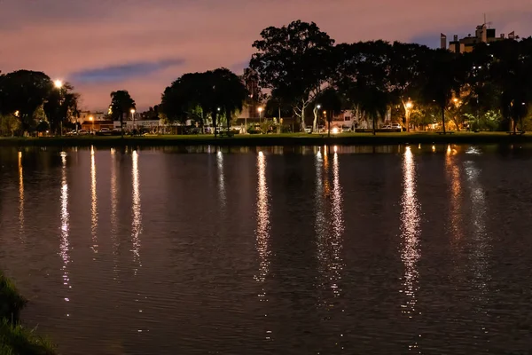 Início Noite Luzes Cidade Refletem Sobre Água — Fotografia de Stock