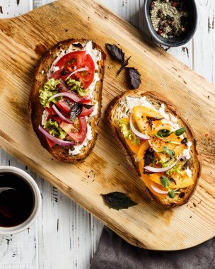 Krem peynirli, kırmızı ve sarı domatesli, kırmızı soğanlı