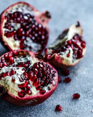 Mavi arka planda üç parça nar.