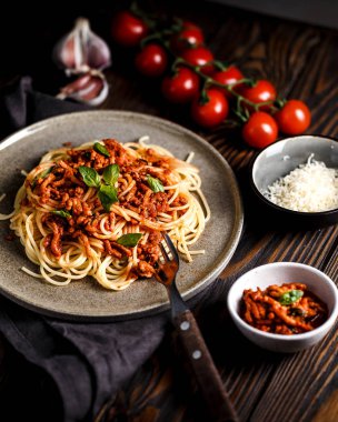 Vejetaryen bolonez spagettisi ve kıyma.