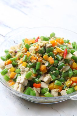 Endonezya ev yemeği, mide buğulama ya da tofu, yumurta ve havuç karışımı ile kızartılmış fasulye.