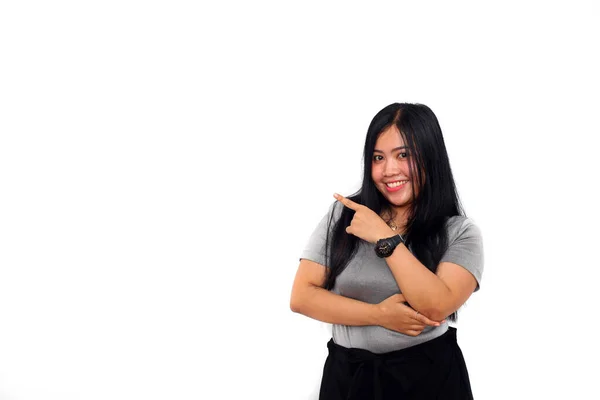 Egy Gyönyörű Ázsiai Lány Boldog Miközben Egy Üres Helyre Mutat — Stock Fotó