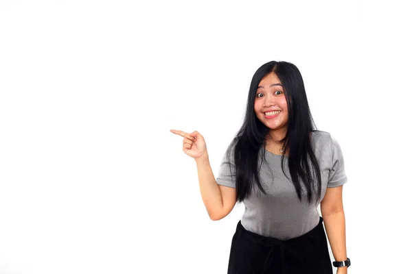 Uma Bela Menina Asiática Feliz Apontar Para Espaço Vazio Fundo — Fotografia de Stock