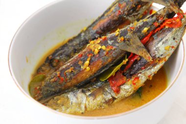 Beyaz arka planda beyaz bir kasede köri ya da baharatlı köri. Endonezya yemekleri