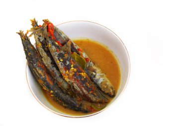 Beyaz arka planda beyaz bir kasede köri ya da baharatlı köri. Endonezya yemekleri