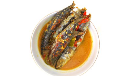 Beyaz arka planda beyaz bir kasede köri ya da baharatlı köri. Endonezya yemekleri