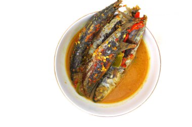 Beyaz arka planda beyaz bir kasede köri ya da baharatlı köri. Endonezya yemekleri