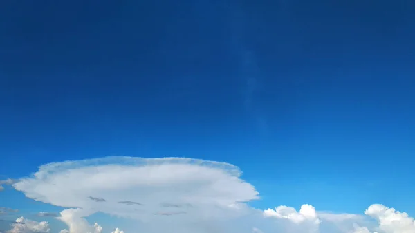 Güzel Mavi Gökyüzünde Dramatik Beyaz Bulutlar — Stok fotoğraf