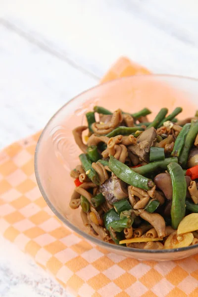印度尼西亚菜 Oseng Kacang Pancang或Stir炸长豆 与鸡肝和鸡肠混合 — 图库照片