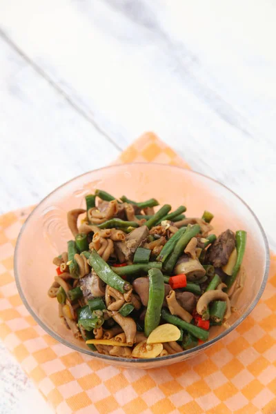 印度尼西亚菜 Oseng Kacang Pancang或Stir炸长豆 与鸡肝和鸡肠混合 — 图库照片