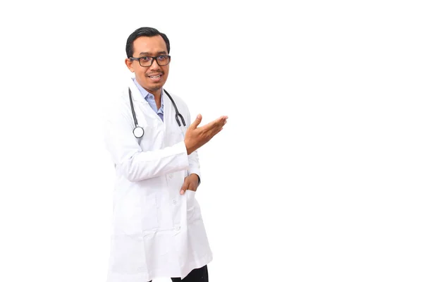 Retrato Guapo Inteligente Médico Asiático Con Gafas Pie Mientras Muestra —  Fotos de Stock