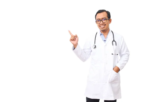 Retrato Guapo Inteligente Médico Asiático Con Gafas Pie Mientras Muestra —  Fotos de Stock