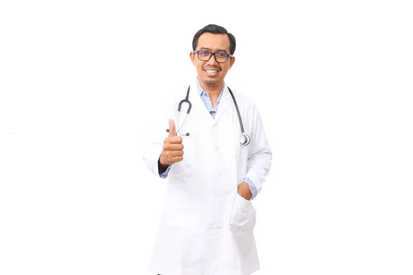 Retrato Guapo Inteligente Médico Asiático Con Gafas Pie Mientras Muestra —  Fotos de Stock