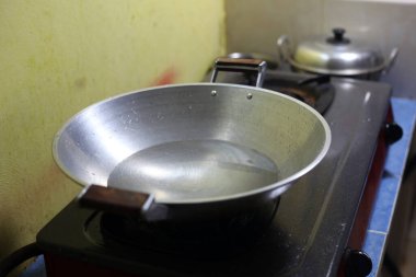 Ocaktaki su dolu tava pişmeye hazır.