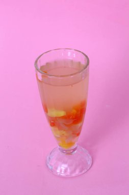 Ramazan ayında oruç tutarken sunulan taze kokteyller.