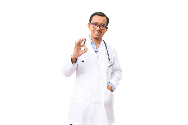 Retrato Guapo Inteligente Médico Asiático Con Gafas Pie Mientras Muestra —  Fotos de Stock