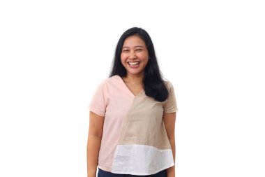 Güzel genç Asyalı kız yan tarafına bakarken kıkırdadı. Beyaz arkaplanda izole