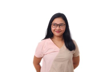 Gülümseyen güzel Asyalı kız. Beyaz arkaplanda izole