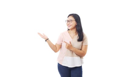 Güzel Asyalı kız gülümseyerek ayağa kalkar ve yanındaki boşluğu gösterir. Beyaz arkaplanda izole