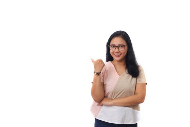 Güzel Asyalı kız gülümseyerek ayağa kalkar ve yanındaki boşluğu gösterir. Beyaz arkaplanda izole