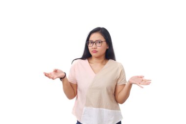 Güzel Asyalı kız bir şey bilmediğini ifade ederken ayağa kalktı. Beyaz arkaplanda izole