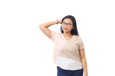 Güzel Asyalı kız gülümseyip bir şey düşünürken ayağa kalktı ve yukarıya doğru baktı. Kopyalama alanı ile beyaz arkaplanda izole