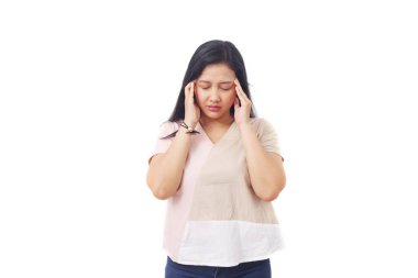 Güzel Asyalı kız başını tutarken ayakta duruyor. Baş ağrısı. Kopyalama alanı ile beyaz arkaplanda izole