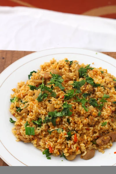 Nasi Goreng Jawa. Popüler Endonezya pirinç tabağı kızarmış pirinç; tatlı soya soslu Java usulü pişirilmiş