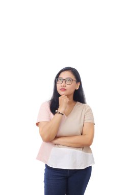 Asya 'dan gelen güzel kız kafasını kaldırdı ve elini çenesine koydu. Kopyalama alanı olan beyaz bir arkaplan ile izole edilmiş