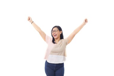 Asya 'dan güzel bir kız ellerini kaldırırken mutlu bir şekilde bağırdı. Kopyalama alanı olan beyaz bir arkaplan ile izole edilmiş