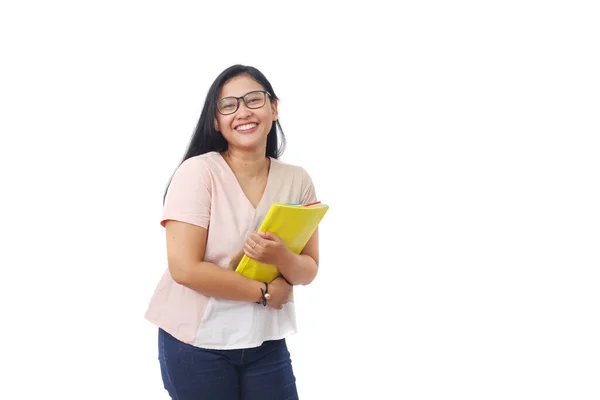 Hermosa Estudiante Asia Puso Pie Mientras Llevaba Libro Sonreía Aislado — Foto de Stock