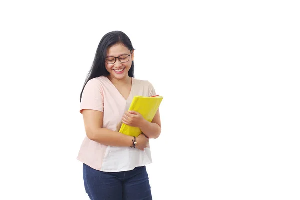 Bella Studentessa Asiatica Alzò Piedi Mentre Portava Libro Sorridente Isolato — Foto Stock