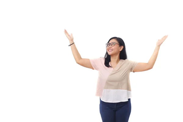 这位来自亚洲的漂亮姑娘一边举起手来 一边高兴地微笑着 在带有版权的白色背景下隔离 — 图库照片