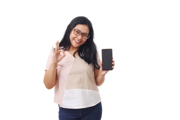 Красива Дівчина Азії Посміхається Показуючи Чистий Екран Свого Смартфона Показуючи — стокове фото