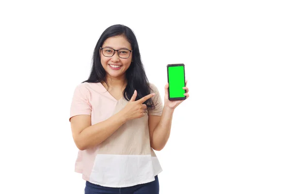Красива Дівчина Азії Щасливо Посміхнулася Показуючи Чистий Зелений Екран Смартфоні — стокове фото