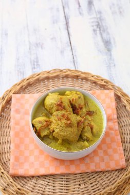 Opor ayam, Endonezya, Central Java 'dan hindistan cevizi sütüyle pişirilmiş tavuk. Lontong (sıkıştırılmış pirinç keki) ile servis edilir. Lebaran veya Ramazan Bayramı için popüler yemek