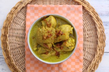 Opor ayam, Endonezya, Central Java 'dan hindistan cevizi sütüyle pişirilmiş tavuk. Lontong (sıkıştırılmış pirinç keki) ile servis edilir. Lebaran veya Ramazan Bayramı için popüler yemek