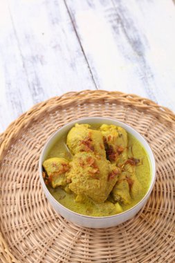 Opor ayam, Endonezya, Central Java 'dan hindistan cevizi sütüyle pişirilmiş tavuk. Lontong (sıkıştırılmış pirinç keki) ile servis edilir. Lebaran veya Ramazan Bayramı için popüler yemek