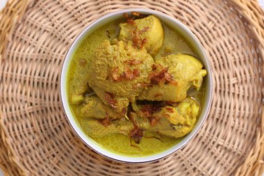 Opor ayam, Endonezya, Central Java 'dan hindistan cevizi sütüyle pişirilmiş tavuk. Lontong (sıkıştırılmış pirinç keki) ile servis edilir. Lebaran veya Ramazan Bayramı için popüler yemek