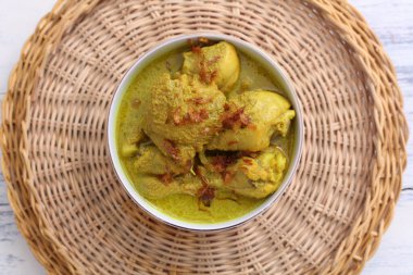 Opor ayam, Endonezya, Central Java 'dan hindistan cevizi sütüyle pişirilmiş tavuk. Lontong (sıkıştırılmış pirinç keki) ile servis edilir. Lebaran veya Ramazan Bayramı için popüler yemek