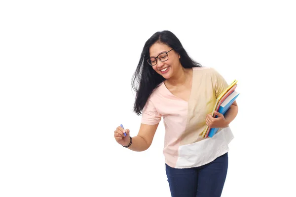 Eine Schöne Studentin Steht Mit Einem Buch Und Schreibt Etwas — Stockfoto