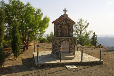 Kıbrıs 'taki Stavrovouni manastırı yakınlarındaki St. Helena manzaralı küçük bir bina. Arka planda güzel bir dağ manzarası var. Avrupa 'ya seyahat. Dinler Anıtı
