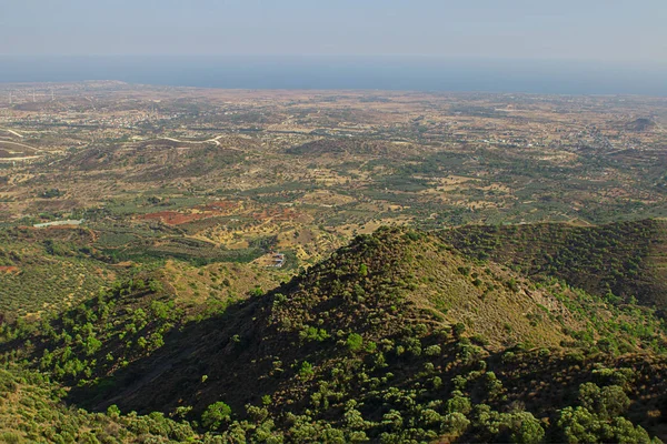 Paisagem com pinheiros na encosta do vale da montanha, montanhas Trodos, Chipre. Mar visto de longe, Horizontal. Fundo Greativa . — Fotografia de Stock